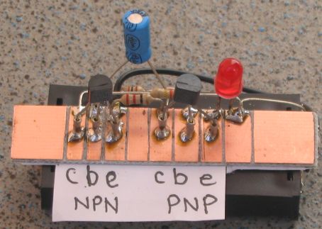 低频振荡器电路用于测试三极管 实物连接图