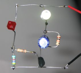 一个晶体管的LED闪光电路
